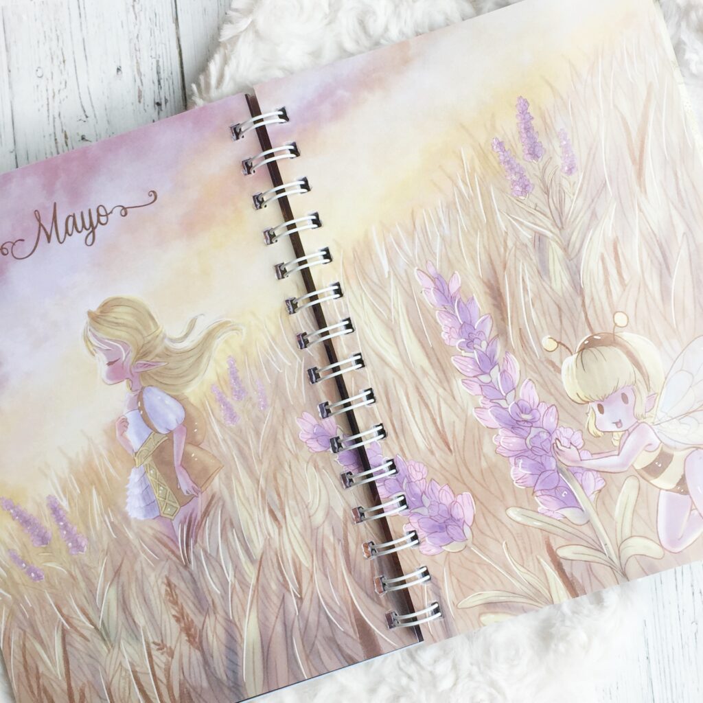 portada de Mayo de la agenda elfina donde la elfa esta en un campo de flores junto a un hada